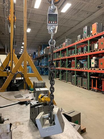 11000lb/5000kg Digital Crane Scale, High Accuracy Hanging Scale, Heavy Duty Electronic Scale LCD Display, Shackle, Kilograms and Pounds Display in Kuwait