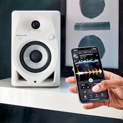 حزمة وحدة تحكم DJ Pioneer DDJ-FLX4 مع شاشات سطح مكتب Pioneer DM-50D-BT Bluetooth ووسادات عزل Gator - متضمنة rekordbox وSerato، صوت لاسلكي aptX منخفض الكمون in Kuwait