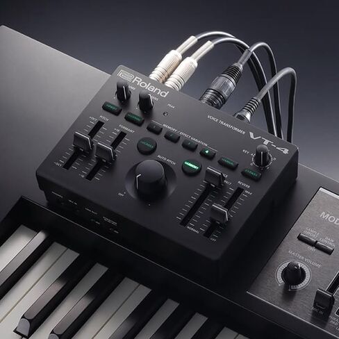 حزمة المحولات الصوتية Roland VT-4 مع كابل ميكروفون Pig Hog بطول 10 أقدام وقطعة قماش تلميع - معالج المؤثرات الصوتية مع التحكم في درجة الصوت والتناغم وتشكيل التنسيق وتصميم الأداء المدمج in Kuwait