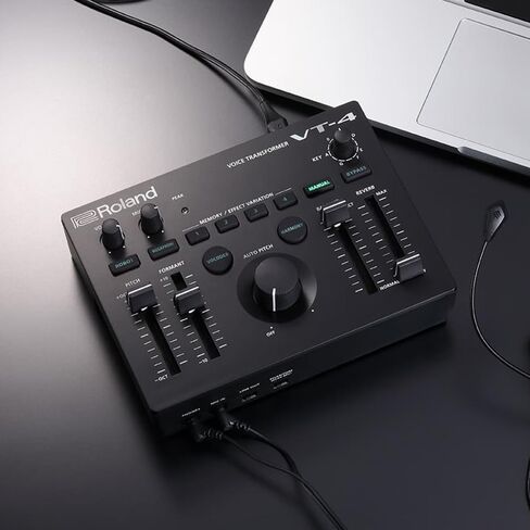 حزمة المحولات الصوتية Roland VT-4 مع كابل ميكروفون Pig Hog بطول 10 أقدام وقطعة قماش تلميع - معالج المؤثرات الصوتية مع التحكم في درجة الصوت والتناغم وتشكيل التنسيق وتصميم الأداء المدمج in Kuwait