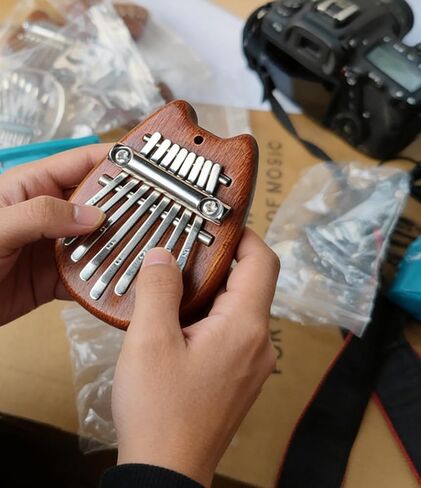 8 مفاتيح Sapele Water Drop Thumb Piano، بيانو صغير مع حبل، بيانو صغير محمول، هدايا مثالية لمحبي الموسيقى والمبتدئين in Kuwait