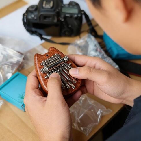 8 مفاتيح Sapele Water Drop Thumb Piano، بيانو صغير مع حبل، بيانو صغير محمول، هدايا مثالية لمحبي الموسيقى والمبتدئين in Kuwait