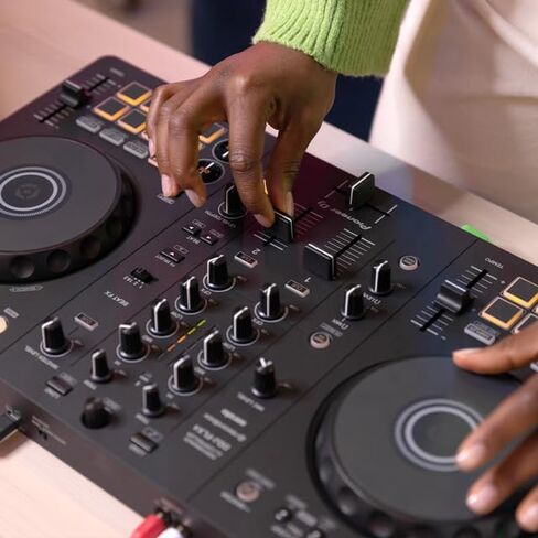 حزمة وحدة تحكم DJ Pioneer DDJ-FLX4 مع شاشات سطح المكتب DM-40D وسماعات رأس StreamEye Cans50 - وضع DJ واستوديو، اتصال مباشر RCA، rekordbox وSerato، يعمل بحافلة USB in Kuwait