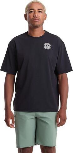 واقي Rashguard بأكمام قصيرة للرجال من Volcom - حماية من أشعة الشمس بعامل حماية من أشعة الشمس 50+، تحكم في الرطوبة سريع الجفاف، أنثراسيت، مقاس X-Large in Kuwait