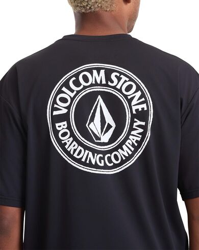 واقي Rashguard بأكمام قصيرة للرجال من Volcom - حماية من أشعة الشمس بعامل حماية من أشعة الشمس 50+، تحكم في الرطوبة سريع الجفاف، أنثراسيت، مقاس X-Large in Kuwait