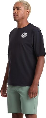 واقي Rashguard بأكمام قصيرة للرجال من Volcom - حماية من أشعة الشمس بعامل حماية من أشعة الشمس 50+، تحكم في الرطوبة سريع الجفاف، أنثراسيت، مقاس X-Large in Kuwait