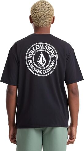 واقي Rashguard بأكمام قصيرة للرجال من Volcom - حماية من أشعة الشمس بعامل حماية من أشعة الشمس 50+، تحكم في الرطوبة سريع الجفاف، أنثراسيت، مقاس X-Large in Kuwait