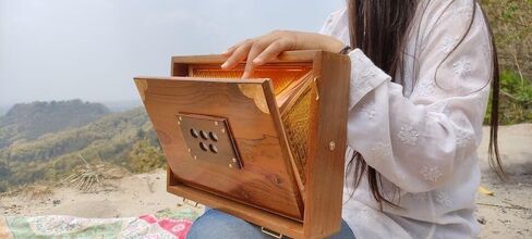 Shruti Box with 13 note Tuned 432 Hertz Padded Carry Bag Made by Teak wood in Saudi Arabia