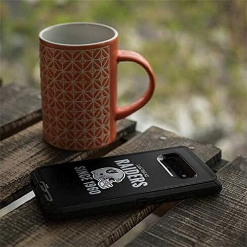 ملصق Skinit متوافق مع OtterBox Defender Galaxy S10 - تصميم خوذة NFL Las Vegas Raiders مرخص رسميًا in Kuwait