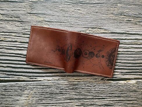 محفظة جلدية ثنائية الطي من Space Cosmos Universe، هدية جلدية للذكرى السنوية، نمط النظام الشمسي، محفظة للاستخدام اليومي in Kuwait