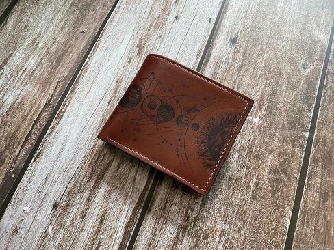 محفظة جلدية ثنائية الطي من Space Cosmos Universe، هدية جلدية للذكرى السنوية، نمط النظام الشمسي، محفظة للاستخدام اليومي in Kuwait