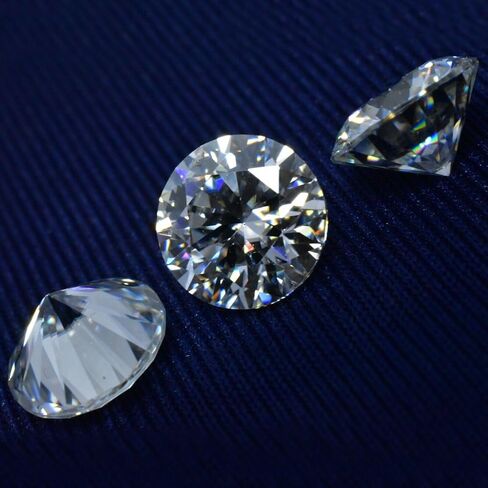 Lab Grown Diamonds DEF, SI Round Cut HPHT/CVD 4 MM size Certified 2 Stone in Kuwait