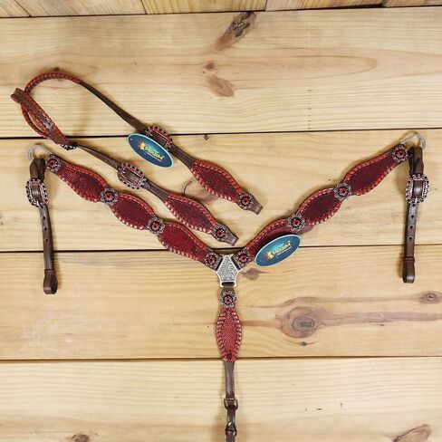 مجموعة Valentine Tack - حامل رأس ثلاثي الأبعاد باللون الأحمر وياقة صدر مع خياطة سوط معدنية، وإبزيم برشام نحاسي، وأجزاء صلبة من النيكل العتيقة in Kuwait