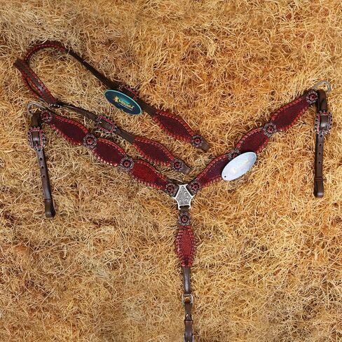 مجموعة Valentine Tack - حامل رأس ثلاثي الأبعاد باللون الأحمر وياقة صدر مع خياطة سوط معدنية، وإبزيم برشام نحاسي، وأجزاء صلبة من النيكل العتيقة in Kuwait