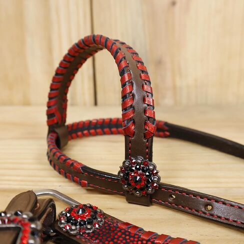 مجموعة Valentine Tack - حامل رأس ثلاثي الأبعاد باللون الأحمر وياقة صدر مع خياطة سوط معدنية، وإبزيم برشام نحاسي، وأجزاء صلبة من النيكل العتيقة in Kuwait