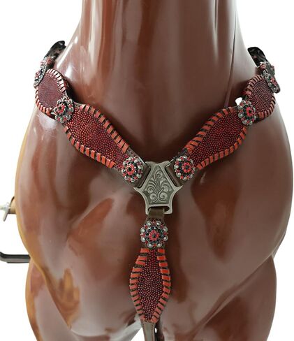 مجموعة Valentine Tack - حامل رأس ثلاثي الأبعاد باللون الأحمر وياقة صدر مع خياطة سوط معدنية، وإبزيم برشام نحاسي، وأجزاء صلبة من النيكل العتيقة in Kuwait