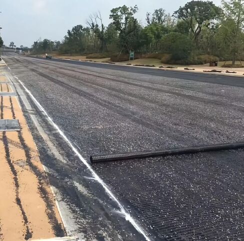 شبكة جغرافية من الألياف الزجاجية 50KN بطول 3.28 * 328 قدمًا، لرصيف الأسفلت، شبكة مقاس 1 بوصة، شبكة جغرافية لمنع تشققات الطرق لإصلاح الرصيف وتجديد الممرات in Kuwait