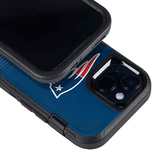 غلاف هاتف Skinit متوافق مع OtterBox Defender iPhone 14 - تصميم مرخص رسميًا من NFL New England Patriots Breakaway in Kuwait