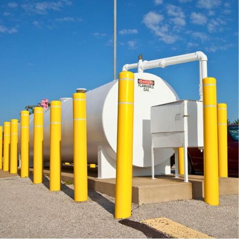 Innoplast BollardGard 4" x 52" غطاء حاجز مكون من قطعتين (شريط أحمر أصفر) in Kuwait
