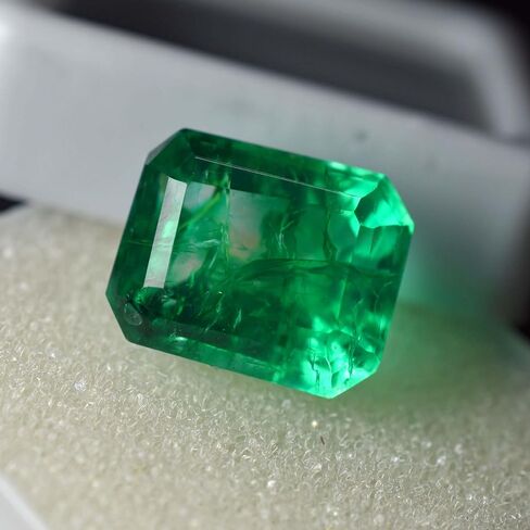 الزمرد الطبيعي الأكثر طلبًا من Muzo EMERALD Green 8.00 قيراط من الأحجار الكريمة المعتمدة من الزمرد in Kuwait