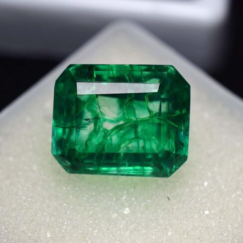 الزمرد الطبيعي الأكثر طلبًا من Muzo EMERALD Green 8.00 قيراط من الأحجار الكريمة المعتمدة من الزمرد in Kuwait