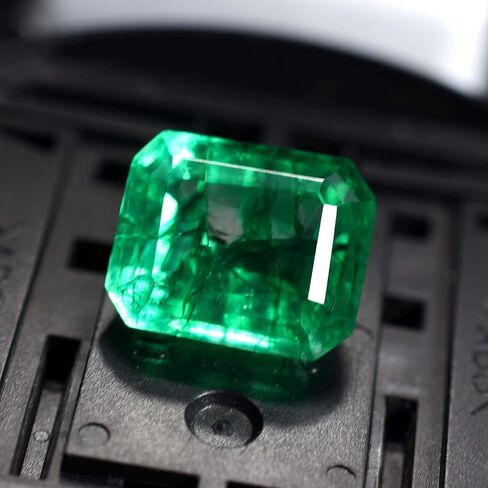 الزمرد الطبيعي الأكثر طلبًا من Muzo EMERALD Green 8.00 قيراط من الأحجار الكريمة المعتمدة من الزمرد in Kuwait