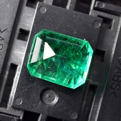 الزمرد الطبيعي الأكثر طلبًا من Muzo EMERALD Green 8.00 قيراط من الأحجار الكريمة المعتمدة من الزمرد in Kuwait