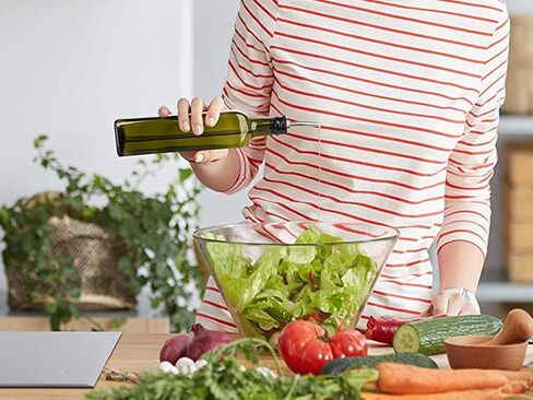أدوات سكب الزجاجات الكلاسيكية من الفولاذ المقاوم للصدأ، قطعتان من زجاجات الزيت، زجاجة مشروبات كحولية مخروطية الشكل مع أغطية غبار مطاطية in Kuwait