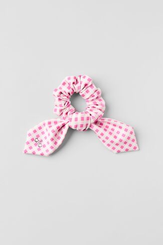 Alo Yoga Airlift Gingham Rhythm Scrunchie - قماش قطني وردي بارادايس - قماش قطني وردي بارادايس / مقاس واحد in Kuwait