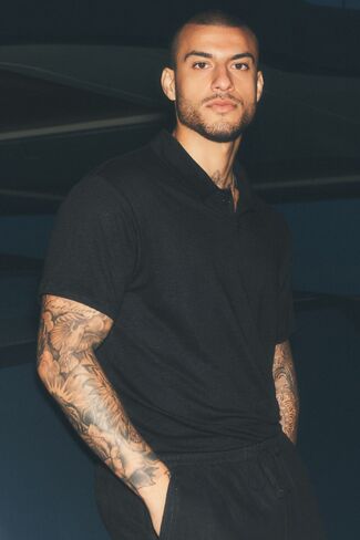 Alo Yoga Linen Jersey Coastal Short Sleeve Polo - Black in Saudi Arabia