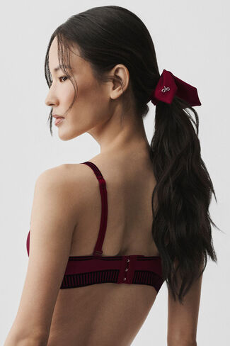 Alo Yoga Airlift Rhythm Scrunchie - Summer Romance Red - Summer Romance Red / One Size in Saudi Arabia