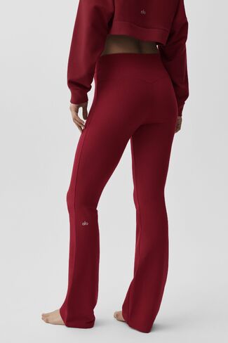 بنطلون رياضي Alo Yoga Sway Bootcut - أحمر صيفي رومانسي in Kuwait