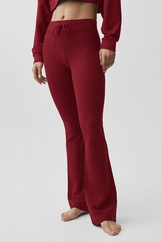 بنطلون رياضي Alo Yoga Sway Bootcut - أحمر صيفي رومانسي in Kuwait