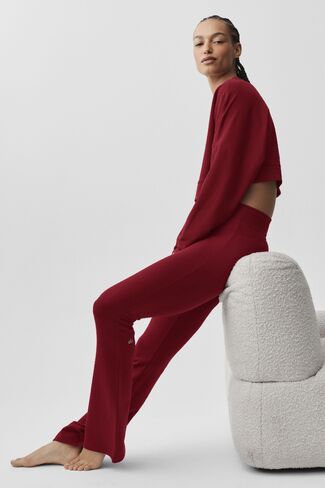 بنطلون رياضي Alo Yoga Sway Bootcut - أحمر صيفي رومانسي in Kuwait
