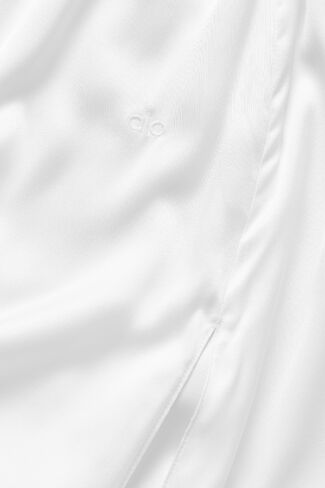 تنورة طويلة من Alo Yoga Silk Blend منخفضة الارتفاع - أبيض in Kuwait