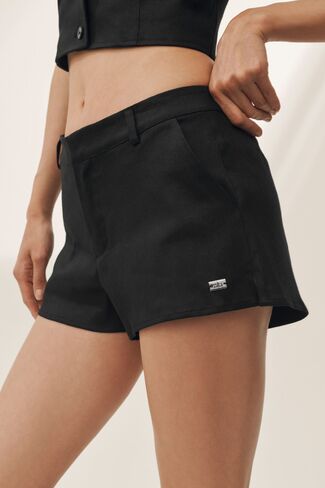 Alo Yoga Linen Blend Low-Rise Riviera Trouser Short - Black in Kuwait