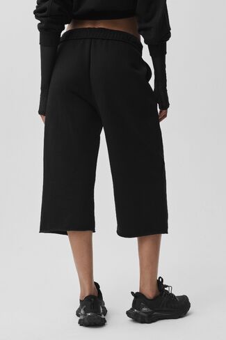 Alo Yoga Accolade Cutoff Sweatpant - Black in Saudi Arabia