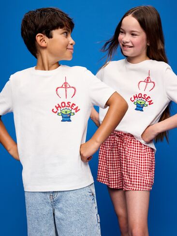 تي شيرت Old Navy Old Navy x Pixar Toy Story برسوم محايدة للجنسين للأطفال - زنابق بيضاء in Kuwait