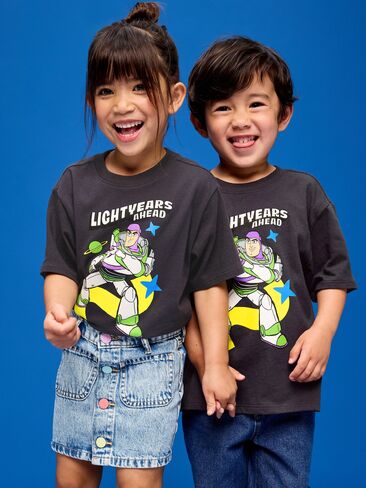 تي شيرت Old Navy Old Navy x Pixar Toy Story للجنسين برسومات كبيرة الحجم للأطفال الصغار - النمر in Kuwait