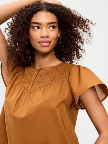بلوزة Trosseau مطرزة بأكمام قصيرة من Old Navy - Redwood Burl in Kuwait