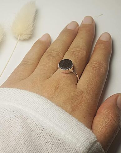خاتم فضة استرليني صلب من التورمالين الأسود الخام مقاس 10 ملم مقاس 7 - حجر بخت شهر أكتوبر in Kuwait