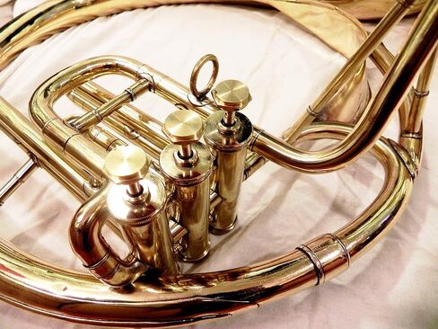 IM Brass Bb Sousaphone، مقاس 22 بوصة ذهبي، طراز حديث مع لمسة نهائية مصقولة وحقيبة حمل in Kuwait