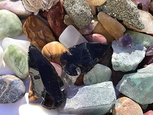 مجموعة أنشطة مجموعة DINOSAURS ROCK والمعادن (150+ قطعة) مع مخطط تعريف تعليمي وأسنان جيود إضافية وأسنان دينو سبينوصور، زمرد، أسنان سمك القرش، رؤوس سهام - مجموعة هدايا الصخور والمعادن in Kuwait