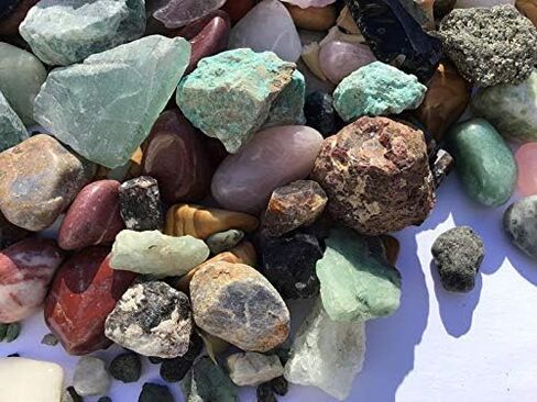 مجموعة أنشطة مجموعة DINOSAURS ROCK والمعادن (150+ قطعة) مع مخطط تعريف تعليمي وأسنان جيود إضافية وأسنان دينو سبينوصور، زمرد، أسنان سمك القرش، رؤوس سهام - مجموعة هدايا الصخور والمعادن in Kuwait