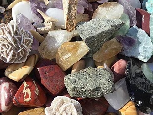 مجموعة أنشطة مجموعة DINOSAURS ROCK والمعادن (150+ قطعة) مع مخطط تعريف تعليمي وأسنان جيود إضافية وأسنان دينو سبينوصور، زمرد، أسنان سمك القرش، رؤوس سهام - مجموعة هدايا الصخور والمعادن in Kuwait