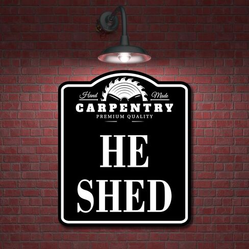 علامة He Shed Saw Workshop مصنوعة يدويًا من الألومنيوم الأسود المركب، 15 بوصة × 18 بوصة in Kuwait
