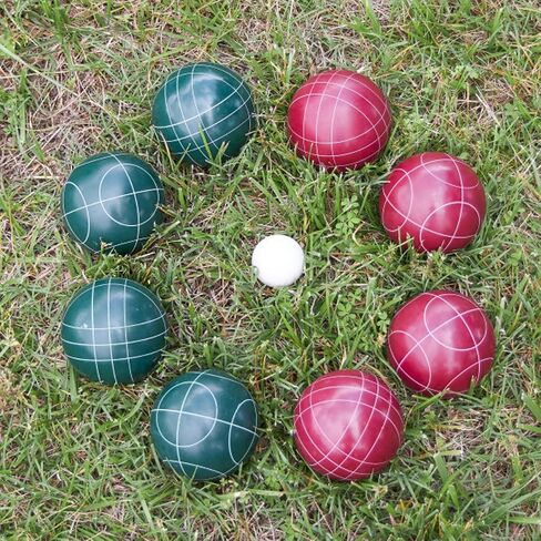 الحجم التنظيمي لمجموعة كرات Bocce - لعبة العشب للفناء الخلفي أو الشاطئ - تتضمن كرات Bocce باللونين الأحمر والأخضر، وبالينو، وحقيبة حمل من Trademark Games in Kuwait