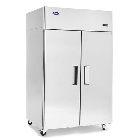 Atosa MBF8002GR 52 ″ فريزر يمكن الوصول إليه لمطعم فندق كافتيريا ستيك هاوس | ضاغط علوي، 43.2 قدم مكعب. قدم. | 2- باب متأرجح متين، 6 أرفف مطلية بالإيبوكسي قابلة للتعديل | الفولاذ المقاوم للصدأ، 115 فولت in Kuwait