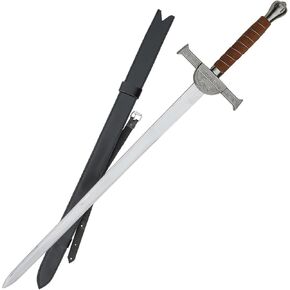 نسخة طبق الأصل من Armory Replicas™ Connor MacLeod Sword من Highlander - شفرة من الفولاذ المقاوم للصدأ، طول 31.25 بوصة، مقبض ملفوف من جلد الغزال والأسلاك، واقي متقاطع معقد مع شارة عائلية، غمد جلدي متضمن in Kuwait