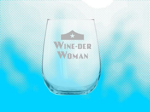 كأس نبيذ بدون جذع من Wine-der Woman سعة 15 أونصة - هدية عيد ميلاد مضحكة لمحبي القصص المصورة - امرأة محارب خارقة للعدالة - شخصية البطلة - عيد الأم - قميص ثقافة البوب in Kuwait